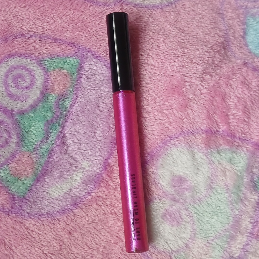 *RARE* MAC Dare To Wear Lipglass "Gimme That!"